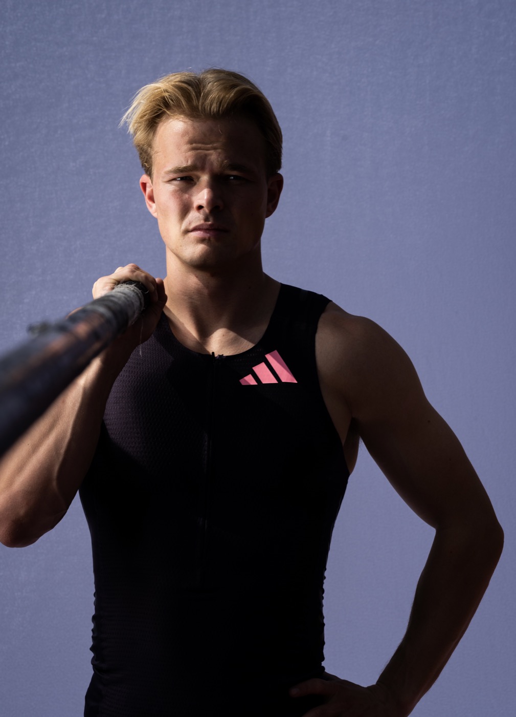 Sondre Guttormsen holding a vaulting pole